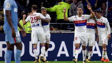 Lyon&#039;s players celebrate after thier teammate French forward Nabil Fekir (unseen) scored a goal during the French L1 football match between Lyon (OL) and Monaco (ASM), on October 13, 2017 at the Groupama stadium in Decines-Charpieu near Lyon, southeastern France. / AFP PHOTO / JEAN-PHILIPPE KSIAZEK