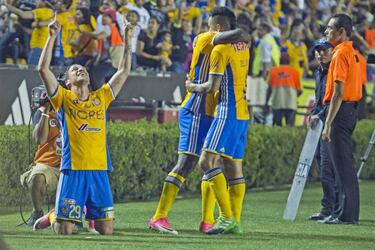 Tigres goleó a Rayados y pone pie y medio en semifinales