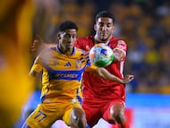 Jonathan Herrera (L) of Tigres fights for the ball with Andres Pereira (R) of Toluca during the Semi-Final first leg match between Tigres UANL and Toluca as part of the Liga BBVA MX, Torneo Clausura 2025 at Universitario Stadium on May 14, 2025 in Monterrey, Nuevo Leon, Mexico.