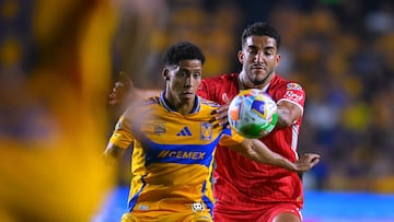 Jonathan Herrera (L) of Tigres fights for the ball with Andres Pereira (R) of Toluca during the Semi-Final first leg match between Tigres UANL and Toluca as part of the Liga BBVA MX, Torneo Clausura 2025 at Universitario Stadium on May 14, 2025 in Monterrey, Nuevo Leon, Mexico.