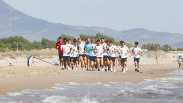 Jugadores del Valencia entrenando en la playa de Oliva