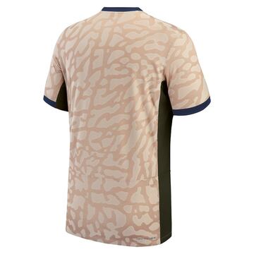 El conjunto dirigido por Luis Enrique ha lanzado en mitad de temporada la que ser¨¢ la cuarta equipaci¨®n del equipo parisino. La camiseta tambi¨¦n lleva un estampado gr¨¢fico inspirado en la piel de elefante. El equipo galo no ha duda en utilizar a su m¨¢xima figura para presentarla por todo lo alto.