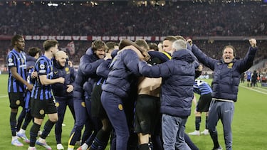 Munich (Germany), 08/04/2025.- Davide Frattesi (C) of Inter celebrates with team-mates after scoring the 2-1 lead during the UEFA Champions League quarter-final 1st leg match between Bayern Munich and Inter Milan in Munich, Germany, 08 April 2025. (Liga de Campeones, Alemania) EFE/EPA/RONALD WITTEK