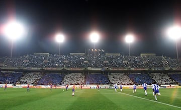 Mosaico de la grada en un derbi en Montjuïc.