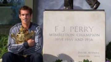 El tenista brit&aacute;nico, reciente ganador de Wimbledom, posa delante del la escultura de Fred Perry.