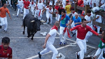 segundo encierro de las Fiestas de San Fermín 2025, a 8 de julio de 2025, en Pamplona, Navarra (España). El segundo encierro de las Fiestas de San Fermín 2025 ha estado protagonizado por los toros de Cebada Gago, una ganadería de raíces gaditanas y de las más reconocidas y esèradas por los aficionados por su historia y por el carácter bravo de sus toros.
Eduardo Sanz / Europa Press
08/07/2025