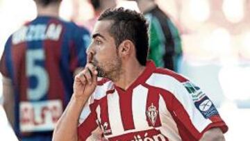 <b>NO SE HABLE MÁS. </b>Diego Castro, celebrando un gol en la imagen, seguirá en el Sporting.