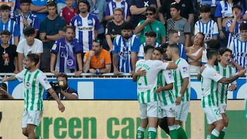 Los jugadores del Betis celebran el gol verdiblanco.