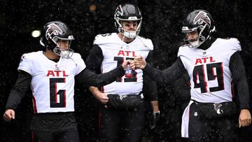 CHICAGO, ILLINOIS - DECEMBER 31: Younghoe Koo #6, Bradley Pinion #13, and Liam McCullough #49 of the Atlanta Falcons take the field prior to a game against the Chicago Bears at Soldier Field on December 31, 2023 in Chicago, Illinois.   Quinn Harris/Getty Images/AFP (Photo by Quinn Harris / GETTY IMAGES NORTH AMERICA / Getty Images via AFP)