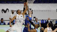 Walter Tavares, p&iacute;vot del Real Madrid, ante el Hereda San Pablo Burgos.