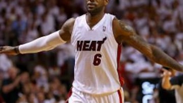 LeBron James celebra una de sus canastas.
