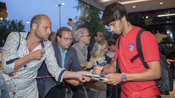 Joao F&eacute;lix firmando aut&oacute;grafos en la llegada del Atl&eacute;tico a Estocolmo para medirse a la Juventus.