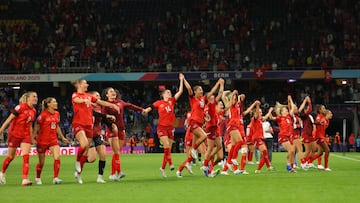 Soccer Football - UEFA Women's Euro 2025 - Group A - Switzerland v Iceland - Wankdorf Stadium, Bern, Switzerland - July 6, 2025 Switzerland's Iman Beney with teammates celebrate after the match REUTERS/Denis Balibouse