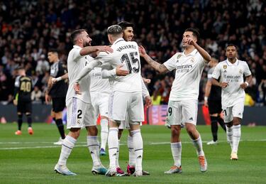 1-0. Marco Asensio celebra con sus compañeros el primer gol que marca en el minuto 7.