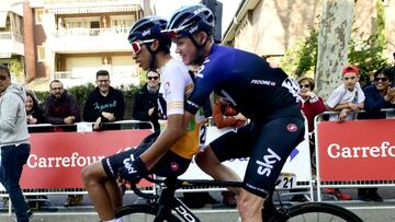 Chris Froome carga en su bicicleta a Egan Bernal