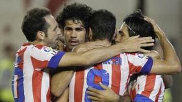 <b>UNA PIÑA. </b>Juanfran, Diego Costa, Raúl García y Arda se abrazan tras el gol del navarro al Betis.