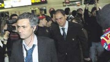<b>INCREPADO.</b> El técnico del Chelsea, Jose Mourinho, acaparó los gritos y los improperios a la llegada de su equipo a Barcelona.