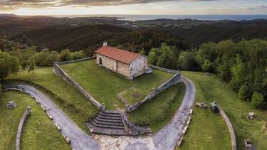 Esta ruta nos va a llevar por sendas en el Monte Corona, una gran masa boscosa dentro del Parque Natural de Oyambre. El punto de partida es el pueblo de La Hayuela, desde cuyo núcleo tomamos el desvío señalizado de la derecha hacia la casa de los guardas forestales y la torre de vigilancia de incendios. Siguiendo la ruta llegamos hasta un cotero donde se ubica la ermita de San Esteban y desde el que se contempla el litoral de Comillas y San Vicente de la Barquera, que se indican en un antiguo mirador. Tomamos el desvío que desciende entre castaños y eucaliptos y llegamos al fondo del valle hasta el río Turbio, que se cruza por el puente Richurichas. Cuando llegamos al desvío, tomamos el camino de la derecha en dirección a Caviedes, que nos conducirá hasta la ermita de San Antonio ubicada entre una amplia mancha de pino de Monterrey. La senda sigue hasta un desvío que tomaremos a la derecha hasta el conocido como mirador de los Pintores Montañeses, desde donde se divisa una amplia vista del monte y de su robledal. A escasos 700 metros nos topamos de nuevo con la casa de los guardas, desde donde llegamos a nuestro punto de partida, La Hayuela.