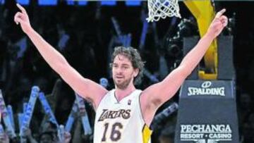 <b>FUTURO EN ORO Y PÚRPURA. </b>Pau Gasol celebra un triunfo.