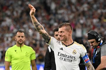 Toni Kroos, recibe el reconocimiento de los jugadores de ambos equipos y aficionados en el estadio Santiago Bernab¨¦u.