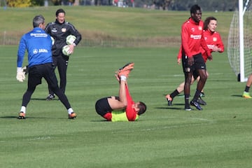 El Bayer Leverkusen entrena en el campo deportivo del Omni Resort. 