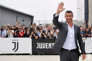 Cristiano Ronaldo saludando a los tifosi presentes en su reconocimiento mdico con la Juventus de Turn. 