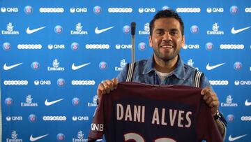 Dani Alves se presenta con el PSG serigrafiando su camiseta