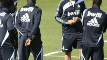 La plantilla y el cuerpo técnico del Real Madrid se han reunido por espacio de media hora antes del entrenamiento de esta mañana para tratar el tema de las jugadas a balón parado.