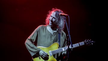 (Foto de ARCHIVO)
El cantante Roberto Iniesta, 'Robe', durante un concierto en el Auditorio Miguel Ríos, a 25 de mayo de 2024, en Rivas-Vaciamadrid, Madrid (España). Robe Iniesta es compositor, músico, poeta y escritor, conocido por ser el fundador en 1987 y cantante del grupo de rock español Extremoduro. En 2015, Robe publicó su primer trabajo en solitario, titulado ‘Lo que aletea en nuestras cabezas’. En 2023 presentó su último disco hasta la fecha, titulado ‘Se nos lleva el aire’. Su nueva gira, ‘Ni santos ni inocentes’, que comenzó el pasado 11 de mayo, llevará al cantante por toda España hasta noviembre.
Ricardo Rubio / Europa Press
25/05/2024