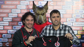 Photo during the presentation of the New Director and Technical Corps of the Xoloitzcuintles Team of Tijuana prior to the start of the Apertura 2017 Tournament of the BBVA Bancomer MX League at the Caliente Stadium. Foto durante la presentacion del Nuevo Director y Cuerpo Tecnico del Equipo Xoloitzcuintles de Tijuana previo al inicio del Torneo Apertura 2017 de la Liga BBVA Bancomer MX, en el Estadio Caliente, en la foto: (i-d), Jorge Alberto Hank, Presidente del Club Tijuana y Eduardo Coudet DT de Tijuana 12/06/2017/MEXSPORT/Emiliano.