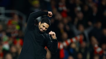 Suman ocho victorias de manera consecutiva dentro de la Premier League y, a falta de que juegue el Liverpool y Manchester City, Arsenal dormir¨¢ en la cima.