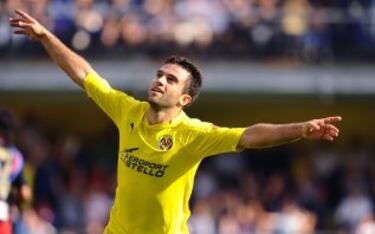 Jugó desde el 2007 hasta el 2013 siendo hasta la fecha el máximo goleador del Villarreal con 82 goles en total.