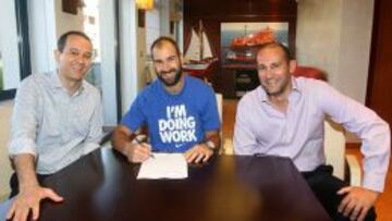 Spanoulis firma el contrato con el Olympiacos. A su lado, los propietarios del club.