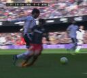 El Valencia reclamó penalti de Etxeita sobre André Gomes