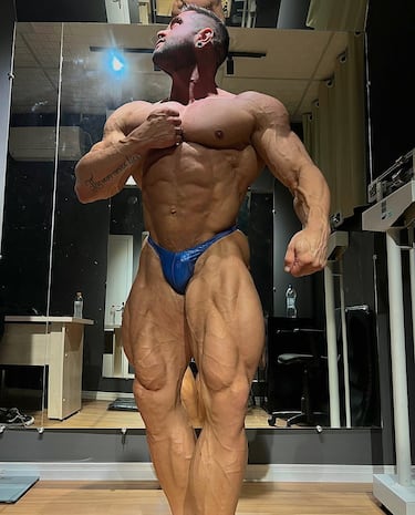 El deportista brasileño, ganador en dos ocasiones del Muscle Contest, falleció el pasado 21 de octubre por causas que la familia no quiso desvelar. Santos, cuyo nombre completo era Ricardo Nolasco dos Santos, era una de las grandes figuras del culturismo en Brasil tras conseguir once títulos competiciones, entre ellos varios títulos nacionales de Brasil en la categoría del súper pesado, y ser doble campeón del Muscle Contest, una de las grandes citas de la modalidad.