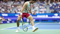 NEW YORK, NEW YORK - SEPTEMBER 04: Carlos Alcaraz of Spain returns a shot between the legs against Matteo Arnaldi of Italy during their Men's Singles Fourth Round match on Day Eight of the 2023 US Open at the USTA Billie Jean King National Tennis Center on September 04, 2023 in the Flushing neighborhood of the Queens borough of New York City.   Clive Brunskill/Getty Images/AFP (Photo by CLIVE BRUNSKILL / GETTY IMAGES NORTH AMERICA / Getty Images via AFP)