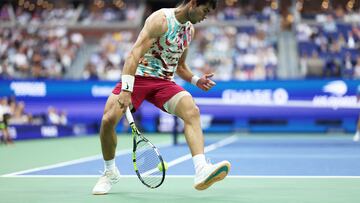 NEW YORK, NEW YORK - SEPTEMBER 04: Carlos Alcaraz of Spain returns a shot between the legs against Matteo Arnaldi of Italy during their Men's Singles Fourth Round match on Day Eight of the 2023 US Open at the USTA Billie Jean King National Tennis Center on September 04, 2023 in the Flushing neighborhood of the Queens borough of New York City.   Clive Brunskill/Getty Images/AFP (Photo by CLIVE BRUNSKILL / GETTY IMAGES NORTH AMERICA / Getty Images via AFP)