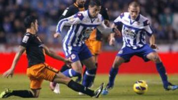 Riki marc&oacute; dos goles pero Ricardo Costa, en la foto entrando al delantero del Depor, dio el triunfo al Valencia.