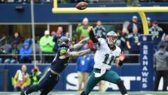 Trevone Boykin, quarterback de Seattle, se empotra contra un bar