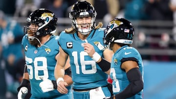 JACKSONVILLE, FLORIDA - JANUARY 07: Trevor Lawrence #16 of the Jacksonville Jaguars celebrates with Christian Kirk #13 of the Jacksonville Jaguars after Kirk's receiving touchdown during the second quarter against the Tennessee Titans at TIAA Bank Field on January 07, 2023 in Jacksonville, Florida.   Mike Carlson/Getty Images/AFP (Photo by Mike Carlson / GETTY IMAGES NORTH AMERICA / Getty Images via AFP)