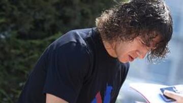 <b>ÍDOLO. </b>Carles Puyol es uno de los futbolistas más queridos. En la imagen, firmando camisetas.