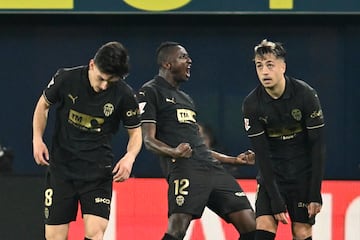 Le ha costado, pero por fin el nigeriano se estren como goleador en el equipo valenciano. Un soberbio cabezazo para empatar y rescatar un punto ante el Villarreal. 