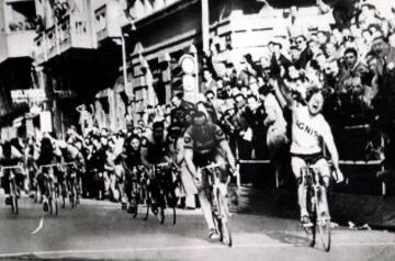 Miguel Poblet ganando en la Milán-San Remo de 1959.