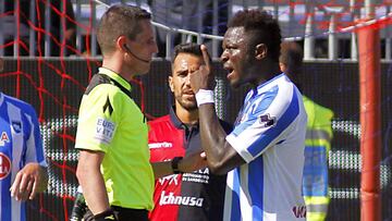 El centrocampista ghan&eacute;s del Pescara Sulley Muntari discute con el &aacute;rbitro Daniele Minelli durante un partido de la Serie A italiana entre el Cagliari Calcio y el Pescara Calcio.