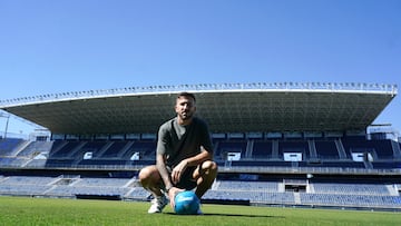 Dioni, posando para AS sobre el césped de La Rosaleda.