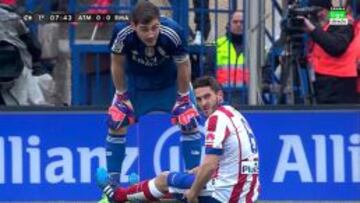 Koke, en el suelo, junto a Casillas.