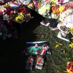 Fans pays last respects to the great Gordon Banks in Stoke