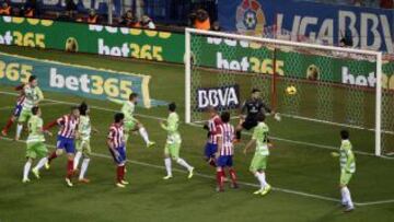 Buen centro desde la esquina de Koke que remata de forma inapelable Raúl García consiguiento el 1-0 para el Atlético de Madrid