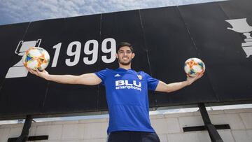 Guedes posa para AS con una lona de la Copa de 1999.