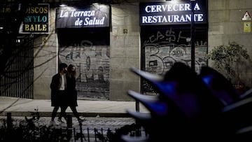 Un restaurante ya cerrado en la última noche del cierre de bares y restaurantes a las 23 horas, en Madrid (España), a 17 de enero de 2021. La Comunidad de Madrid amplió las restricciones el pasado viernes, 15 de enero tras el aumento de casos de coronavirus. Las medidas más destacadas son el cierre de la hostelería y comercios a las 22 horas y el toque de queda a las 23 horas, por tanto desde esa hora hasta las seis de la madrugada queda restringida la movilidad de los ciudadanos en la región.
17 ENERO 2021
Jesús Hellín / Europa Press
17/01/2021